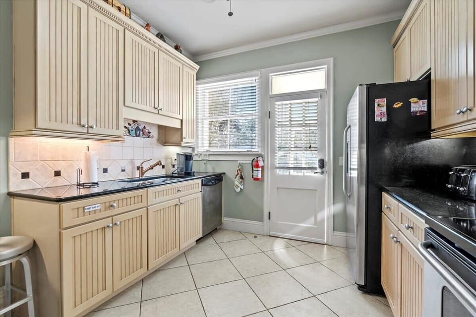 The kitchen has all you'd need to prepare meals at home