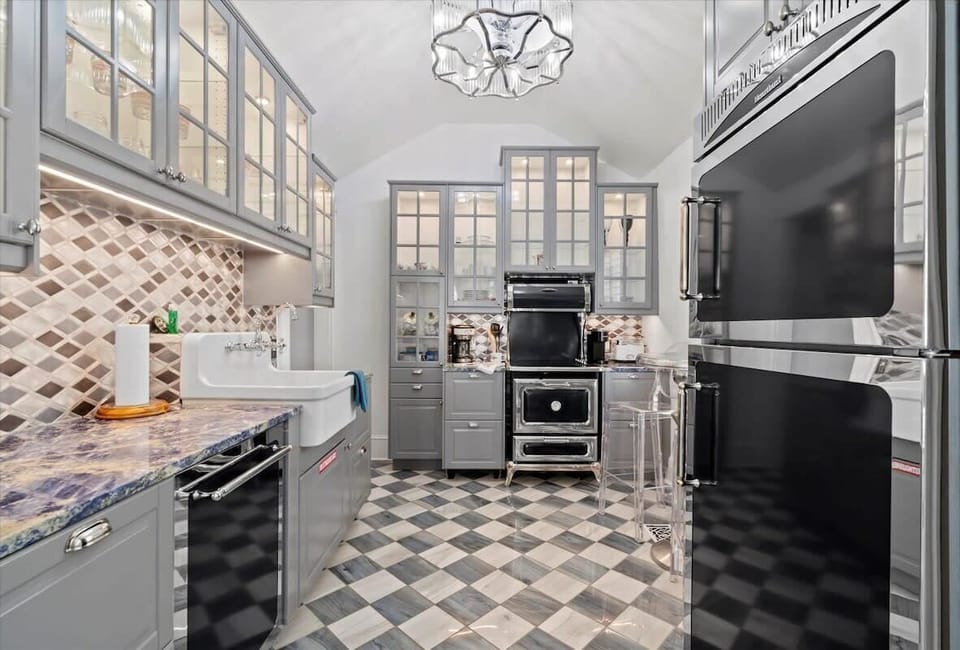 A fully-equipped kitchen that’s outfitted with everything you’d need to cook up homemade dishes.