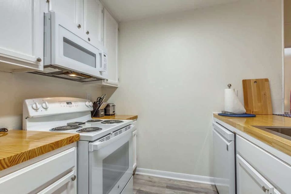 Compact and fully equipped kitchen with modern appliances and all the essentials you need to prepare home-cooked meals during your stay.