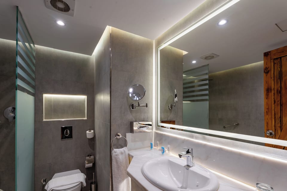Boho Room Sea View | Bathroom | Combined shower/tub, free toiletries, hair dryer, towels