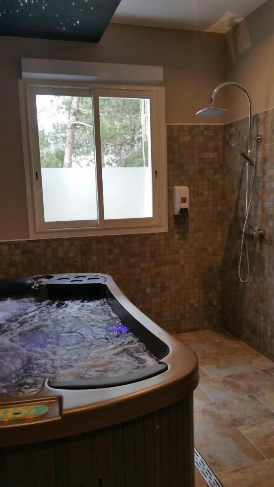 Indoor spa tub
