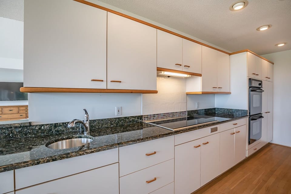 Spacious cooking area with extra sink