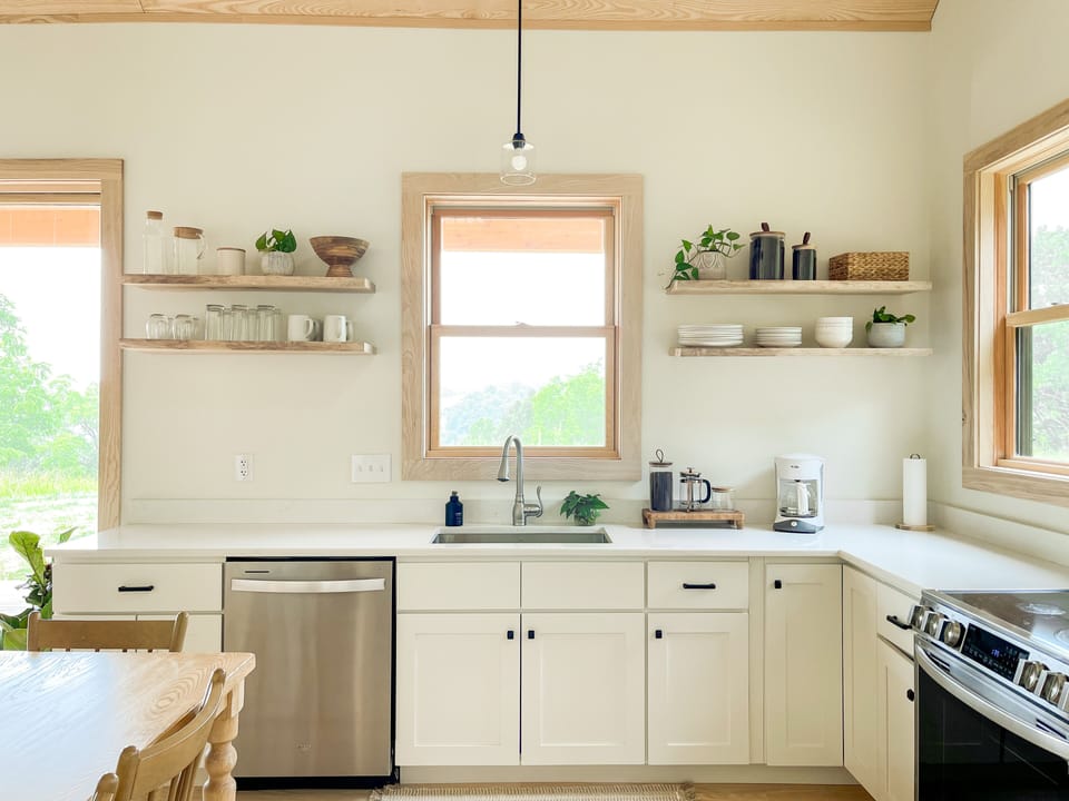Fully equipped kitchen for making meals!
