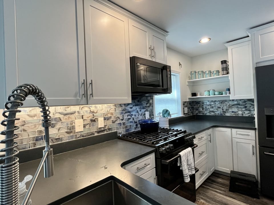 Gourmet kitchen with gas stove top. Al your cooking needs included