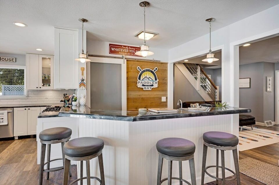Welcome to Paddler on the Bay Bar - Proudly serving whatever you Bring!
