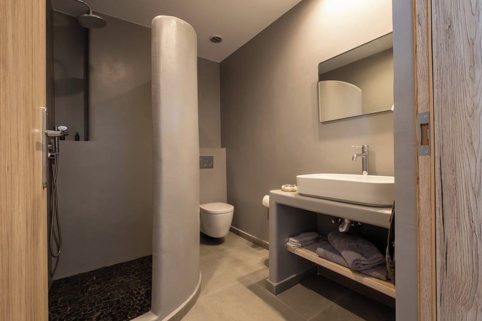 Junior Suite, Multiple Beds, Hot Tub, Sea View | Bathroom | Shower, rainfall showerhead, free toiletries, hair dryer