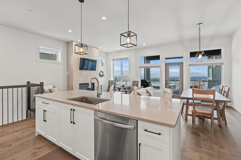 Kitchen & Dining Area 