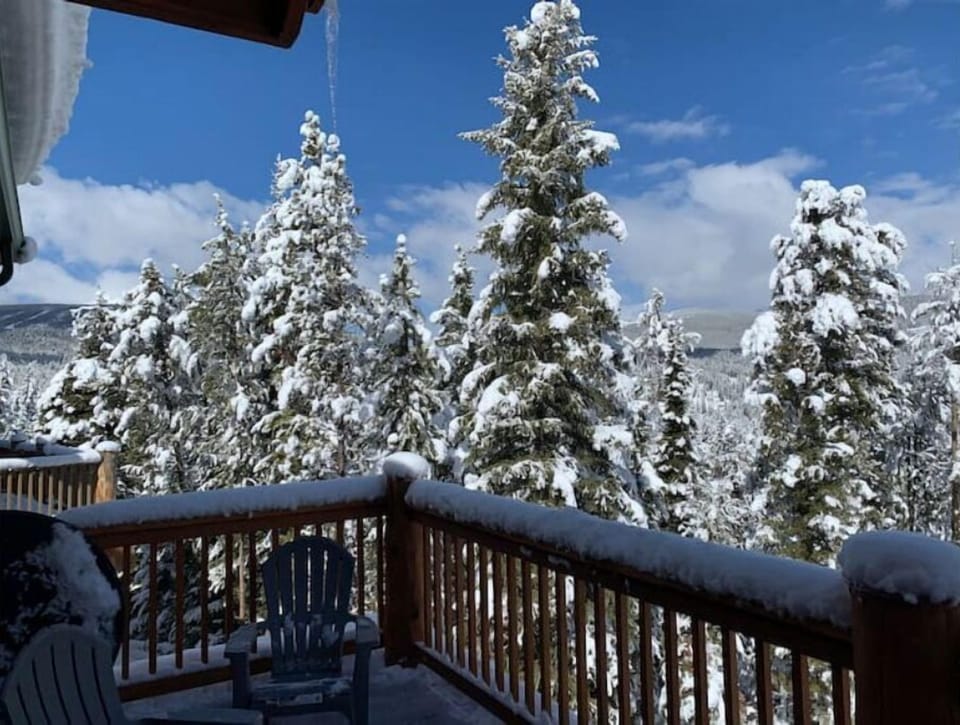 Private balcony with view of local mountains