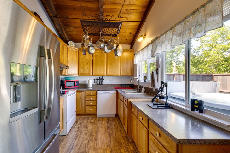 Kitchen | Cooking Basics | Coffee Maker | Paper Towels/Trash Bags Provided