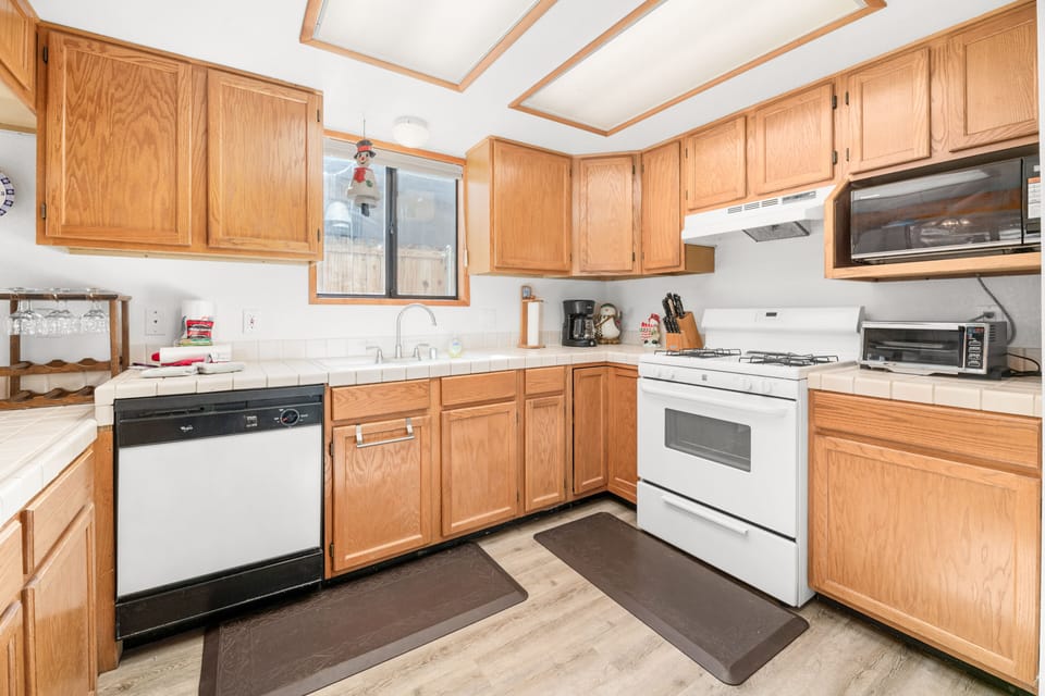 Basic Cabin | Private kitchen | Full-size fridge, microwave, oven, stovetop