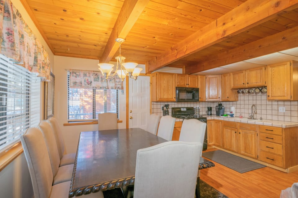 Basic Cabin | Dining room