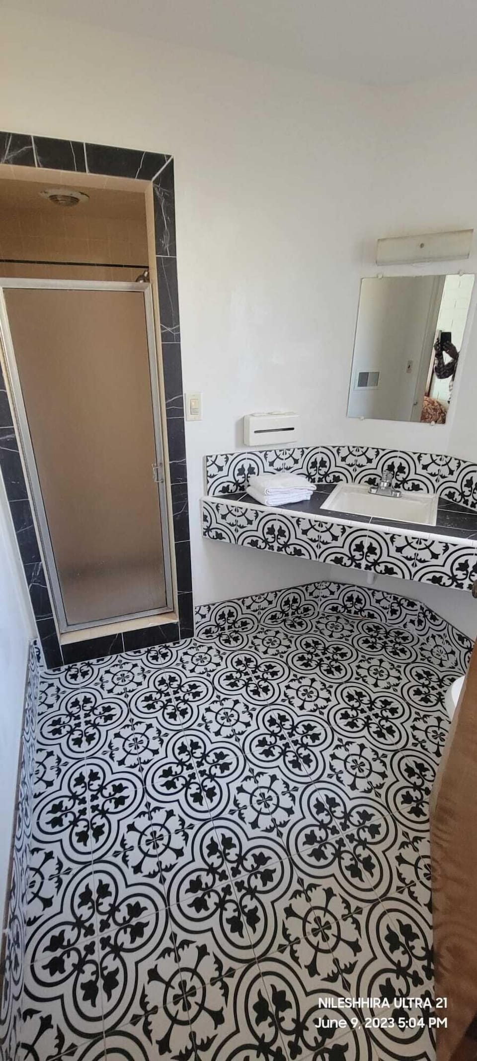 Queen Room | Bathroom | Bathrobes, towels