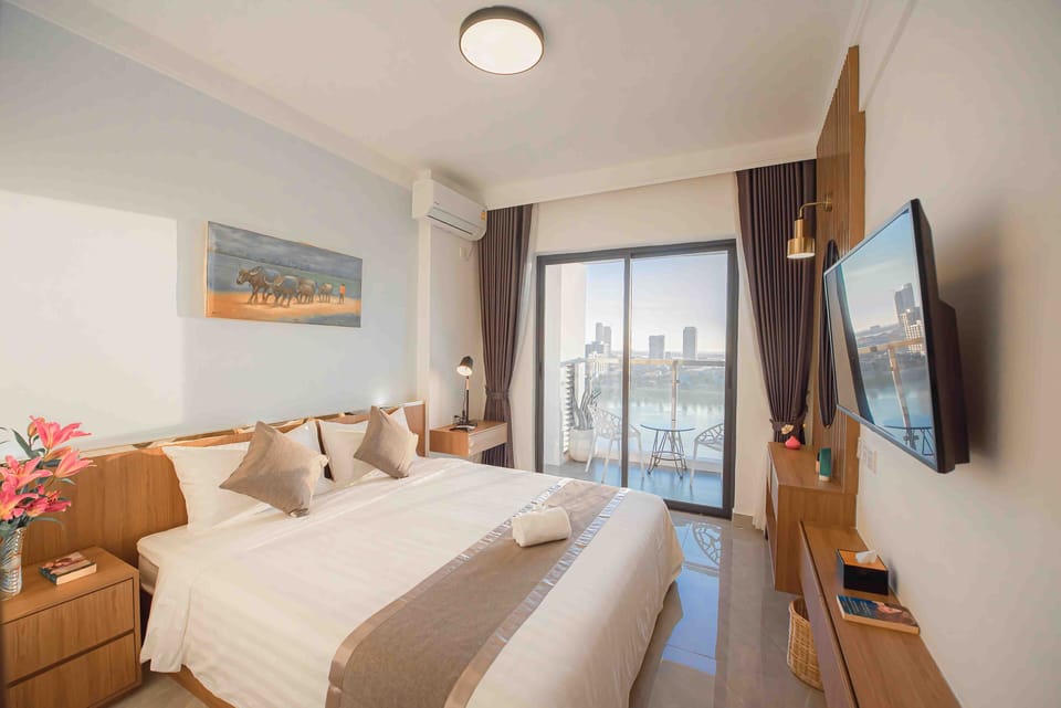 Superior King Balcony River View | In-room safe, desk, soundproofing, iron/ironing board