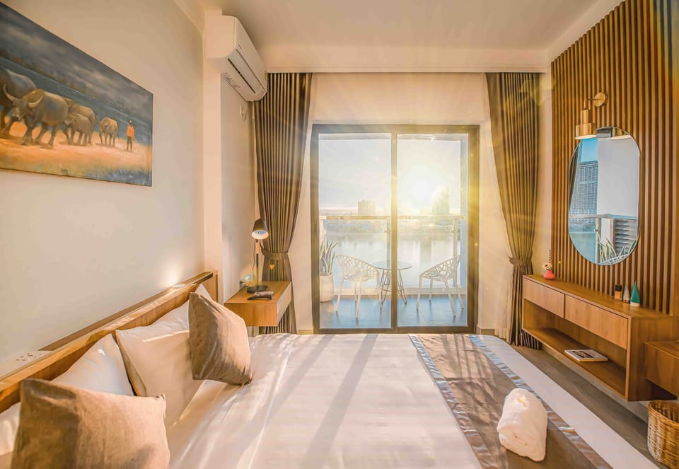 Superior King Balcony River View | In-room safe, desk, soundproofing, iron/ironing board