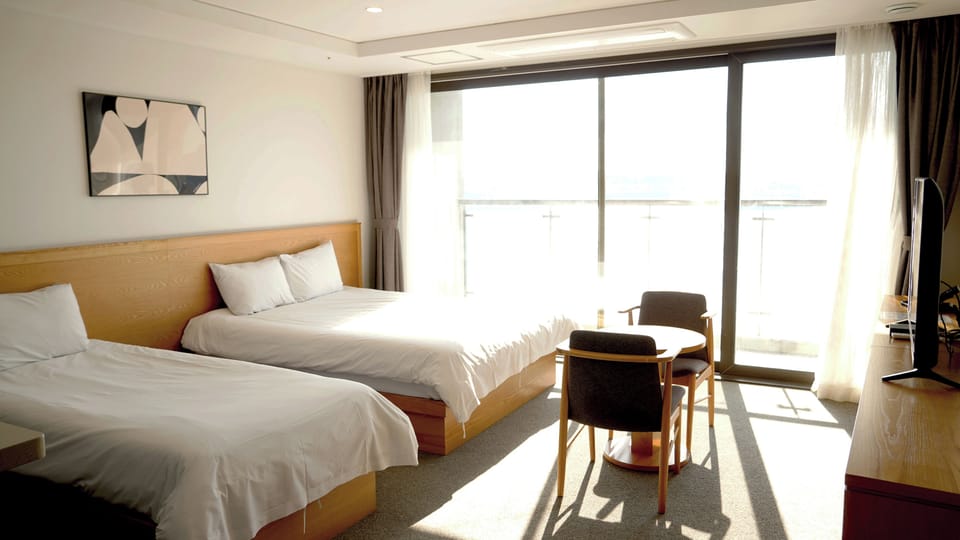 Deluxe Twin Room, Non Smoking, Ocean View | Desk, laptop workspace, free WiFi, bed sheets