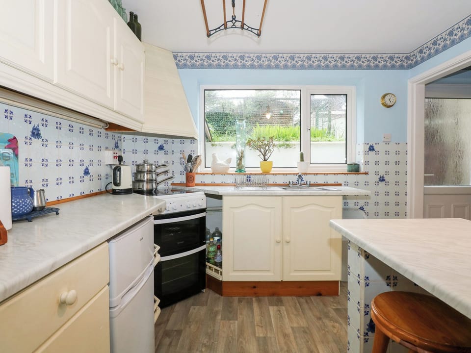 Cottage | Private kitchen | Fridge, electric kettle, toaster, cookware/dishes/utensils