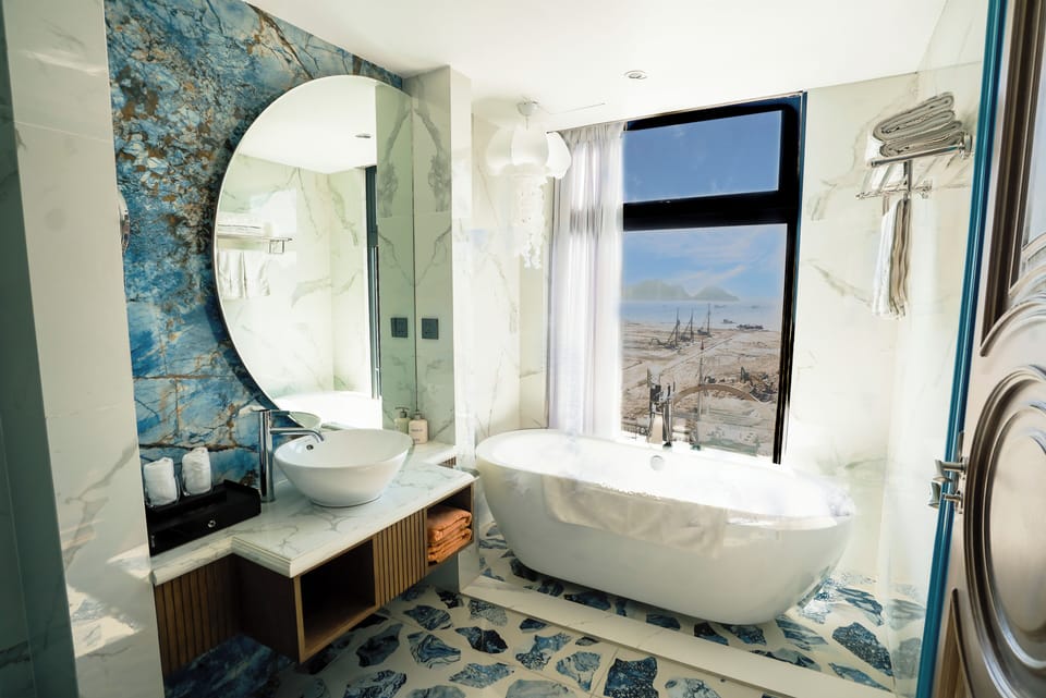 Luxury Double Room | Bathroom | Shower, rainfall showerhead, free toiletries, hair dryer