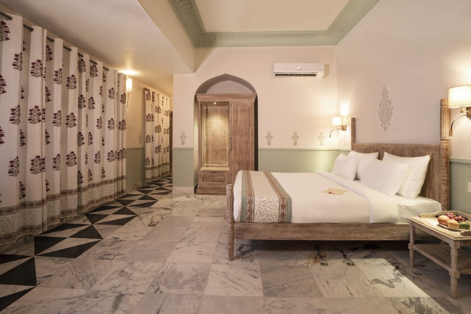 Suite Luxury | 1 bedroom, premium bedding, minibar, in-room safe
