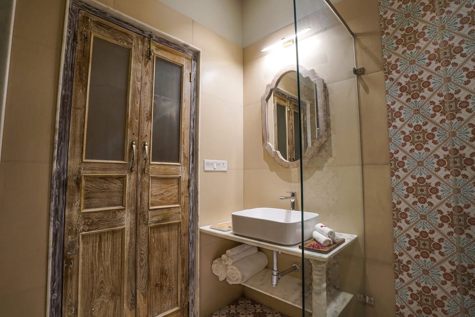 Upper Luxury | Bathroom | Shower, hydromassage showerhead, free toiletries, slippers