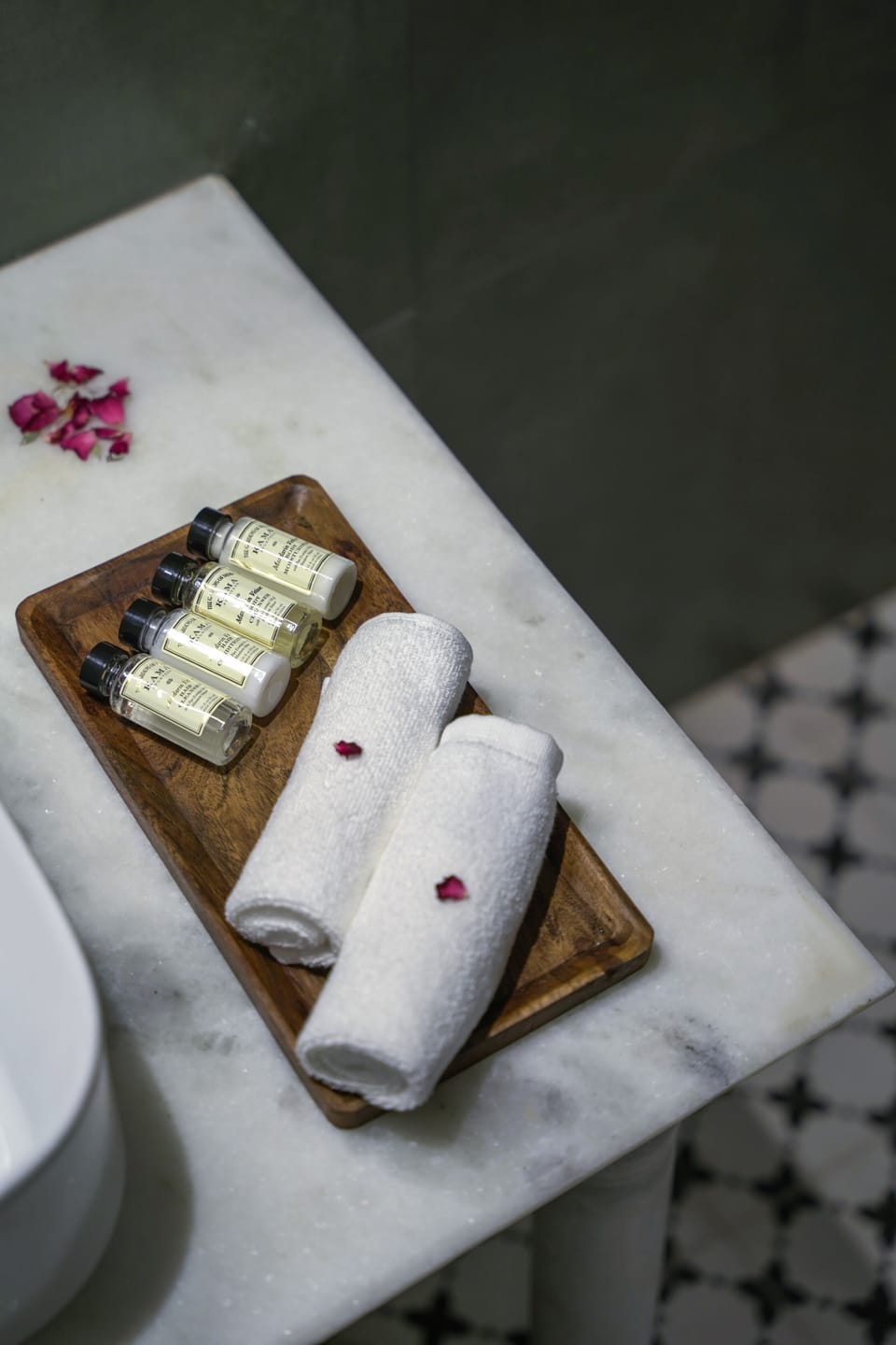 Upper Luxury | Bathroom | Shower, hydromassage showerhead, free toiletries, slippers