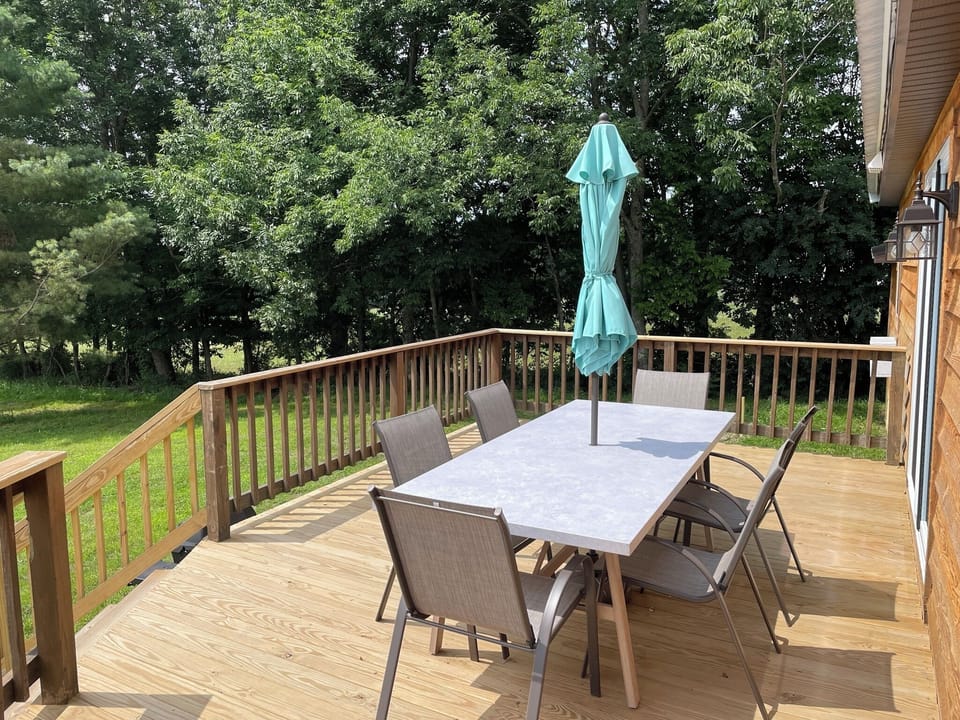 Hilltop Cottage Back Deck
