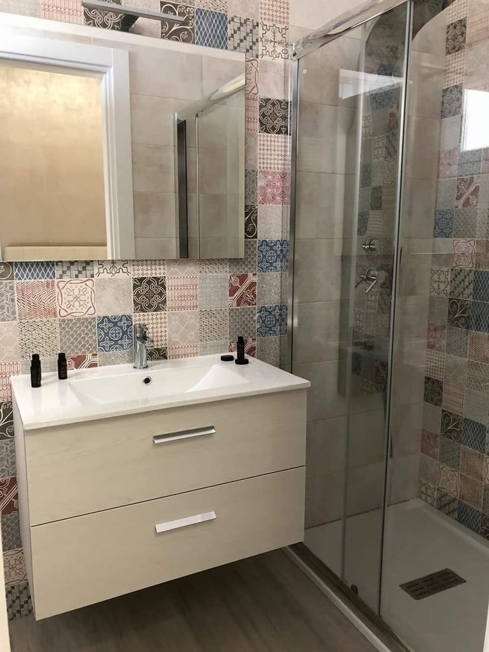 Shower, rainfall showerhead, towels