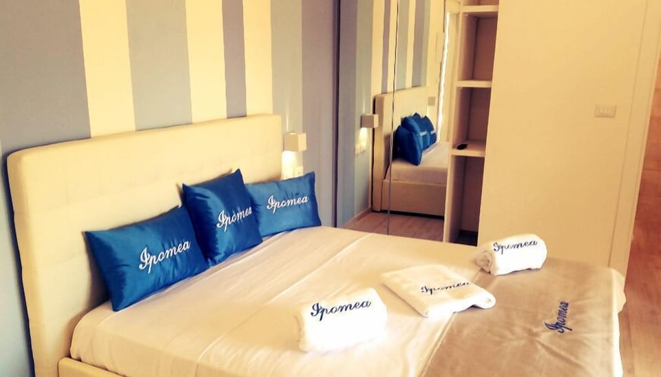 Deluxe Studio Suite | Minibar, in-room safe, desk, laptop workspace