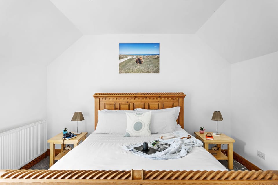 King size bed, bedside tables - Trade Winds