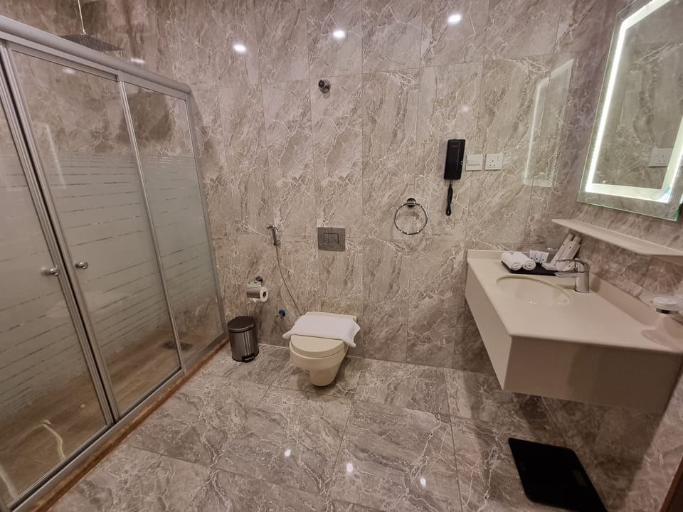 Shower, rainfall showerhead, free toiletries, hair dryer