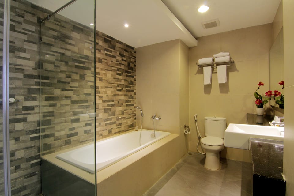 Executive Suite | Bathroom | Free toiletries, hair dryer, slippers, towels