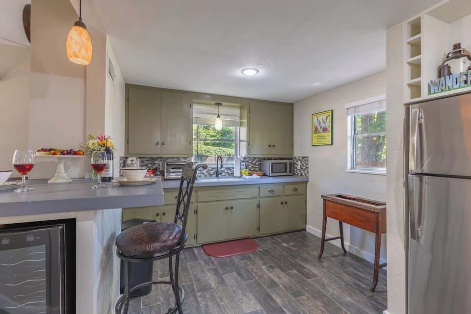 Kitchenette to whip up a snack.