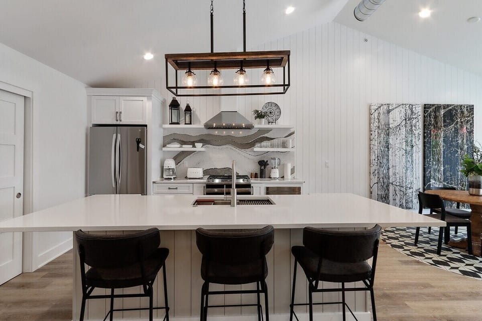 Kitchen with bar