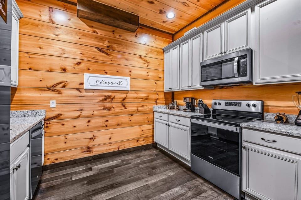 Cabin, 2 Bedrooms | Private kitchen | Coffee/tea maker, fridge, oven, toaster