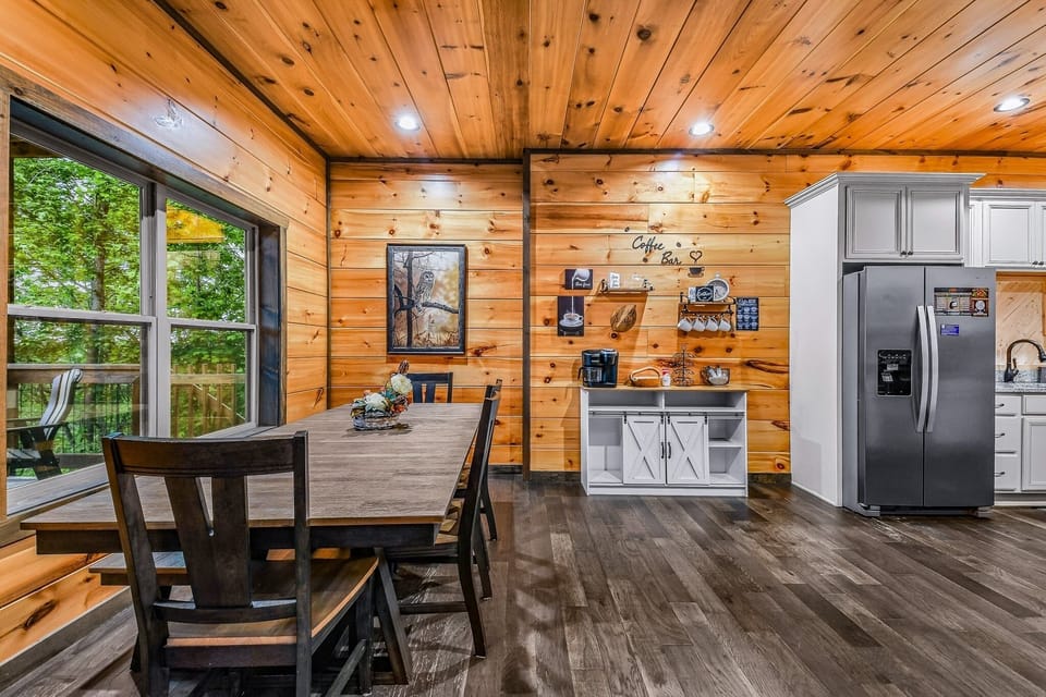 Cabin, 2 Bedrooms | Dining