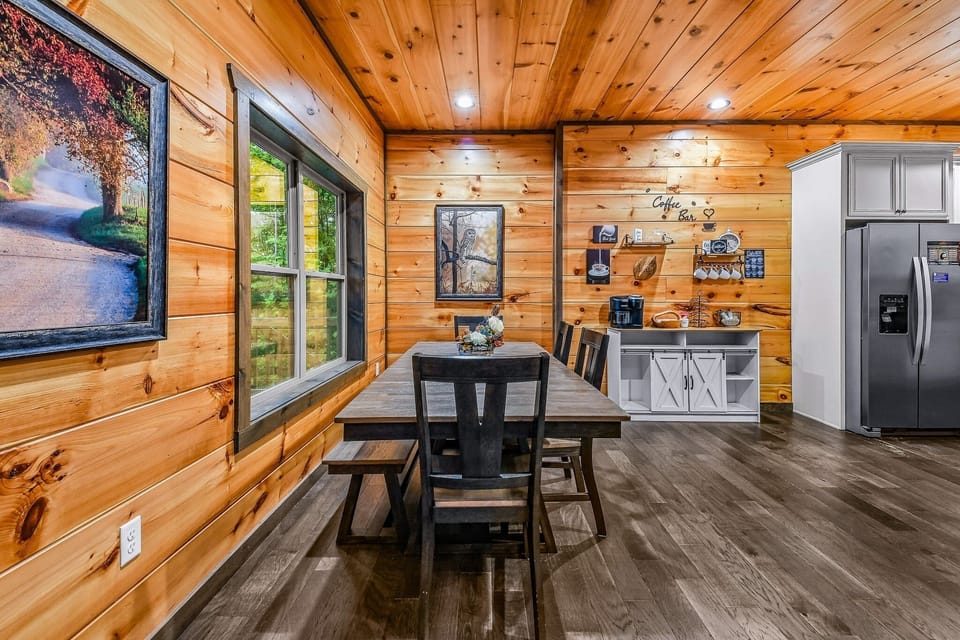 Cabin, 2 Bedrooms | Dining
