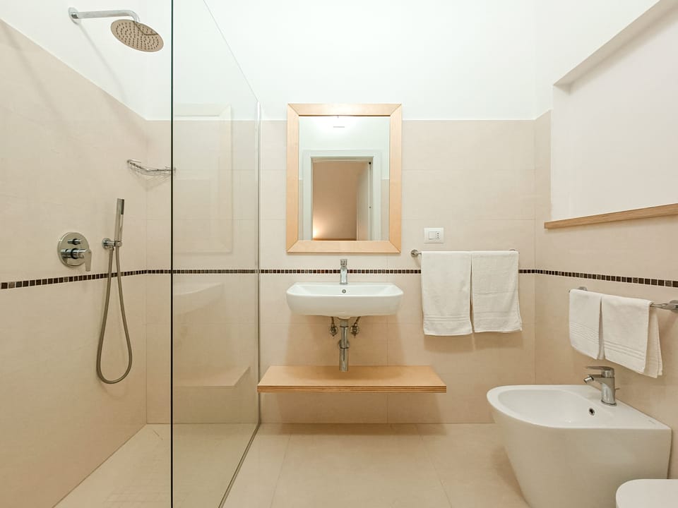 Superior Triple Room, Ensuite | Bathroom | Shower, rainfall showerhead, hair dryer, bidet