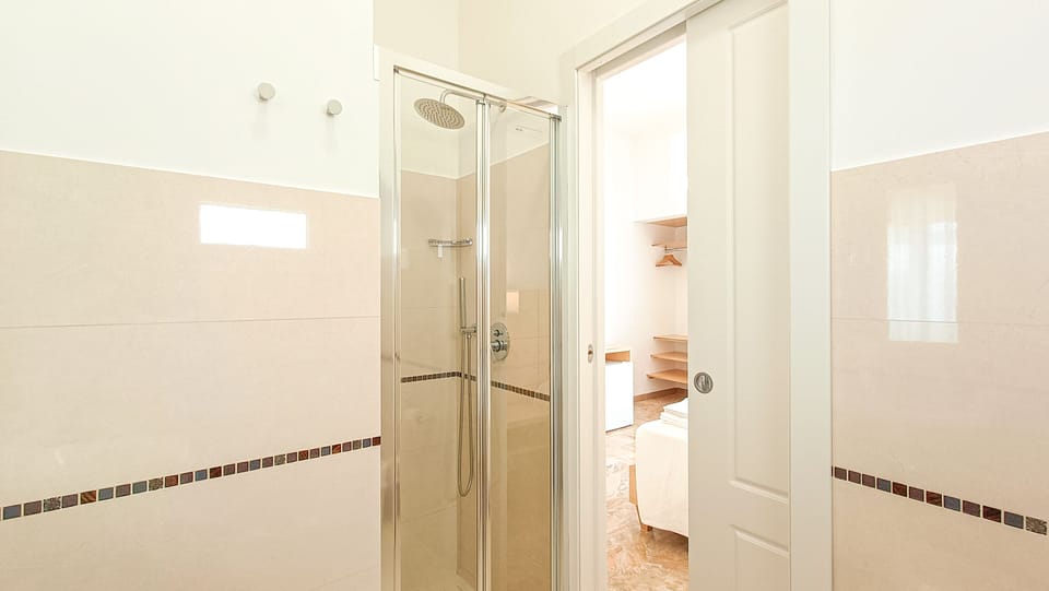 Standard Double or Twin Room, Ensuite | Bathroom | Shower, rainfall showerhead, hair dryer, bidet