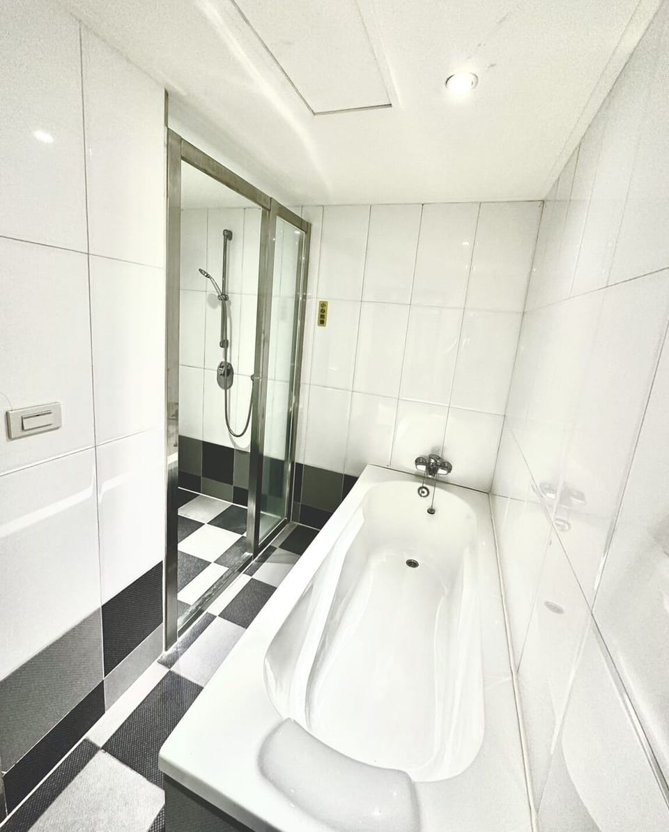 Separate tub and shower, hydromassage showerhead, free toiletries