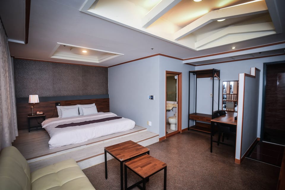 Suite | Premium bedding, free WiFi, bed sheets