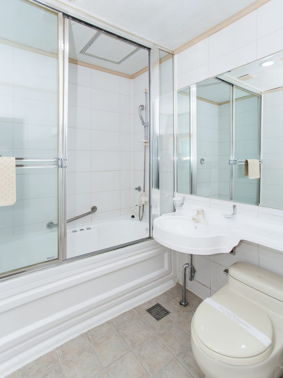 Deluxe Twin Room | Bathroom | Free toiletries, hair dryer, bathrobes, slippers