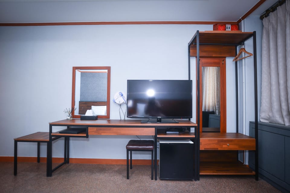 Deluxe Twin Room | Living area | 40-inch LED TV with cable channels, TV