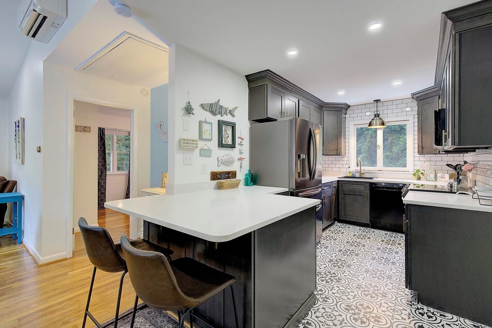 Kitchen w/ Island