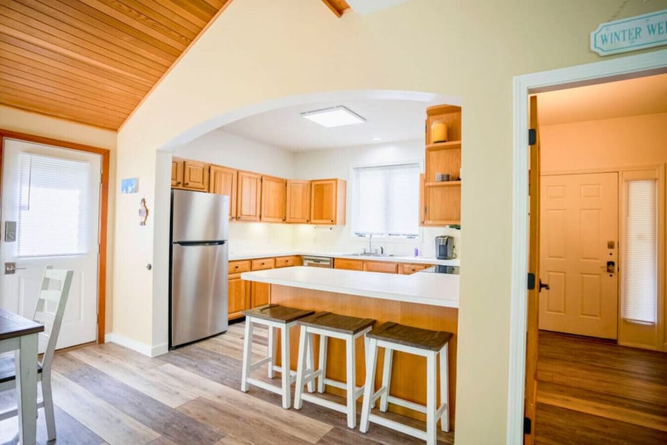 Fully stocked kitchen with breakfast nook
