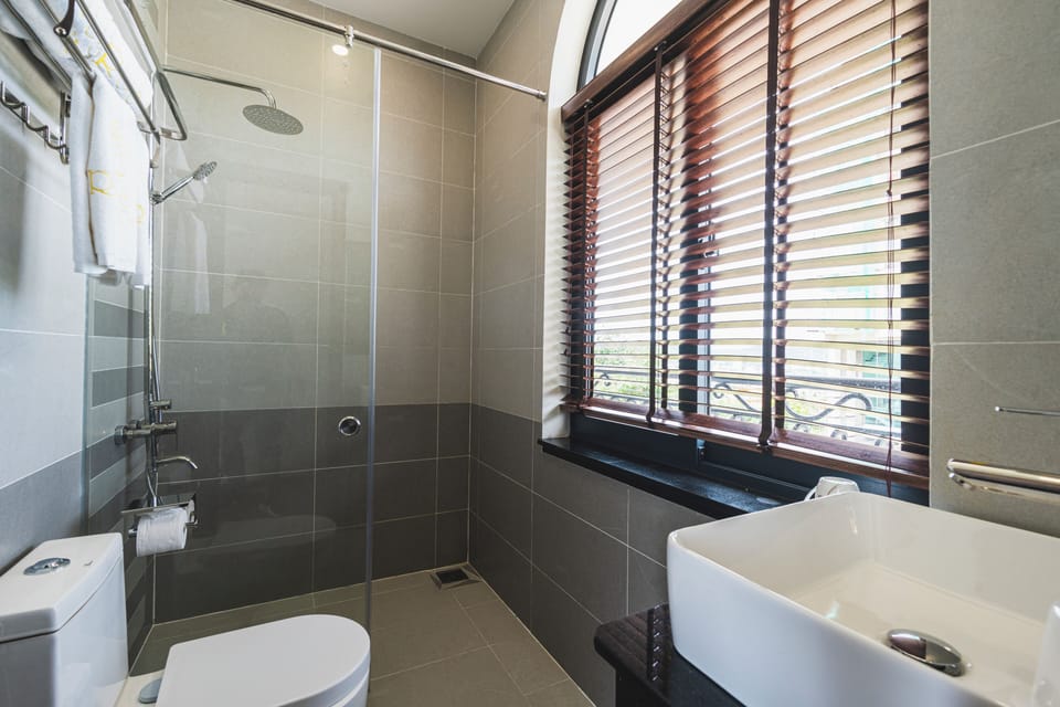 Deluxe Room, 1 King Bed, Balcony | Bathroom | Shower, rainfall showerhead, free toiletries, hair dryer