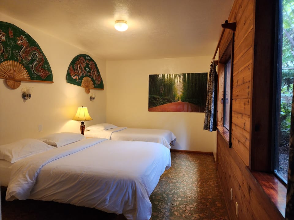 Bedroom 
1 Queen and 1 twin bed 