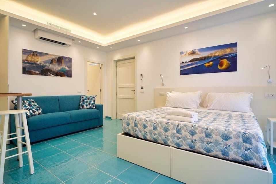 Deluxe Room | Minibar, in-room safe, individually furnished, desk