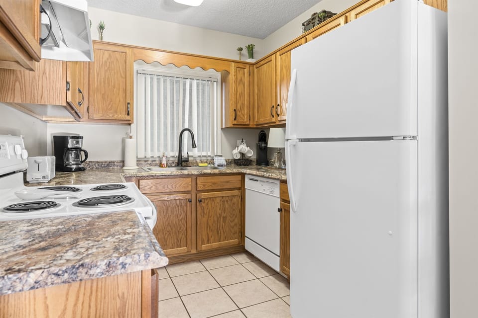 Full kitchen.