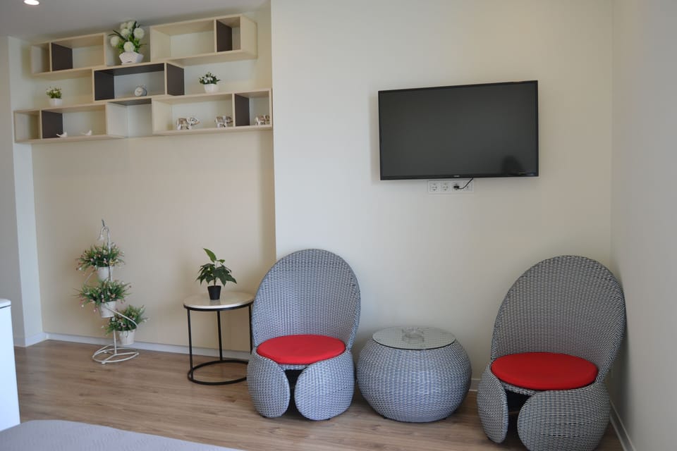 Premium Apartment, 1 King Bed, Non Smoking, Sea View | Individually decorated, individually furnished, free WiFi, bed sheets