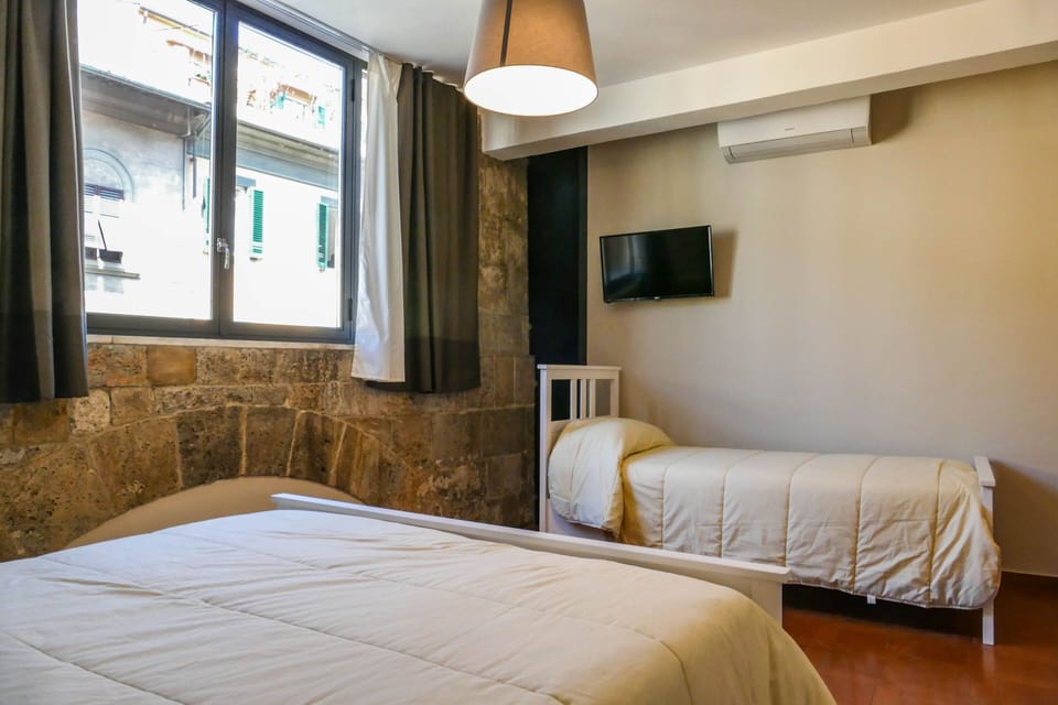 Triple Room, Ensuite | Desk, free WiFi, bed sheets