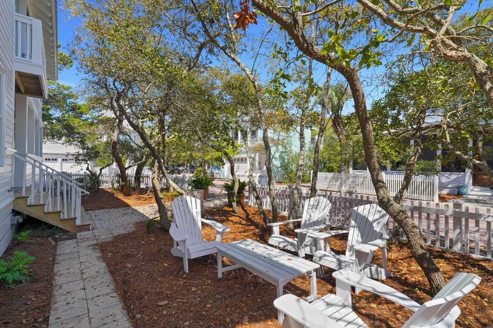 LARGE, SHADED YARD WITH LOUNGE SEATING AREAS